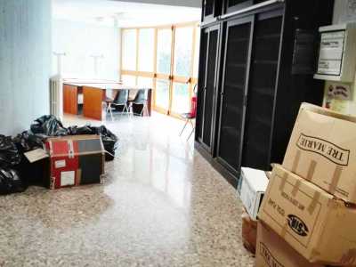 Ci� che balza subito agli occhi sono i bustoni neri e i cartoni sigillati accatastati in modo molto disordinato nei corridoi
